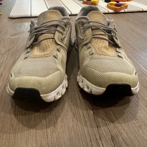 Used condition ON women’s tennis shoes - Picture 7 of 9